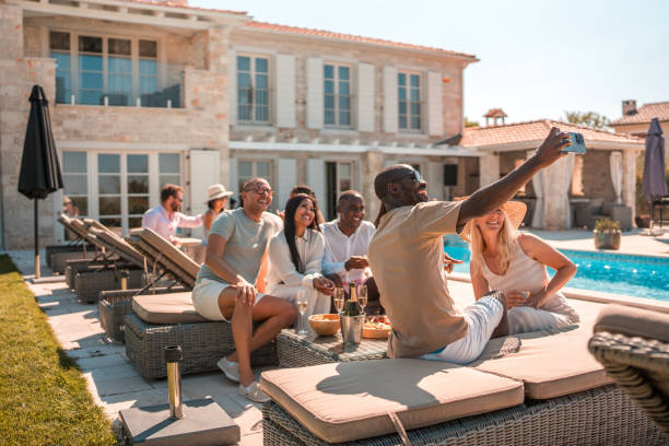 różni przyjaciele w villa pool robienie selfie za pomocą smartfona - chorwacja zdjęcia i obrazy z banku zdjęć