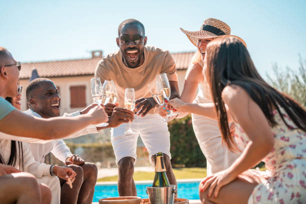 champagne moments with diverse friends at villa pool" - 13520 imagens e fotografias de stock