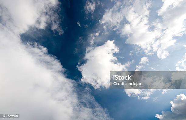 Photo libre de droit de Magnifique Ciel Bleu Et Nuages Blancs Moelleux banque d'images et plus d'images libres de droit de Abstrait - Abstrait, Beauté de la nature, Blanc