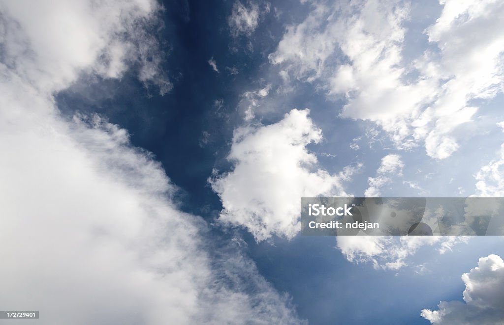 Lindo céu azul e nuvens brancas macias - Foto de stock de Abstrato royalty-free