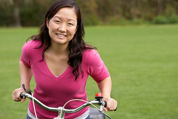 자전거 타기 (xxl - mental health women asian ethnicity bicycle 뉴스 사진 이미지