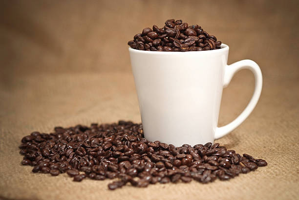 Taza de café con granos - foto de stock