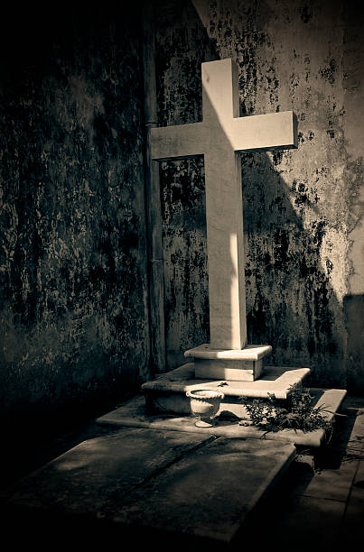 istock sepulcher and cross 172729692