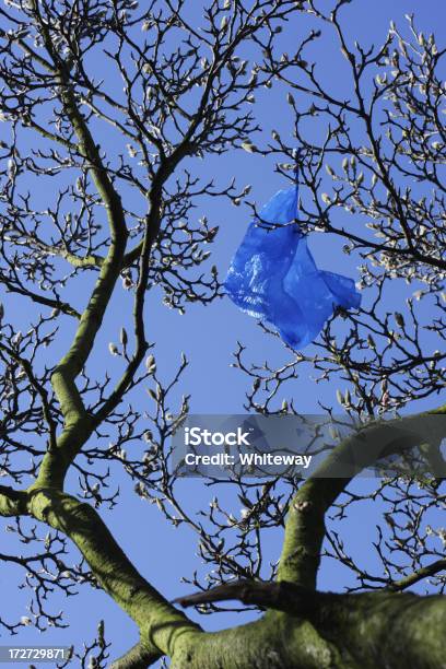 Sacchetto Di Plastica Blu Con Albero Problema Ambientale - Fotografie stock e altre immagini di Ambientazione esterna