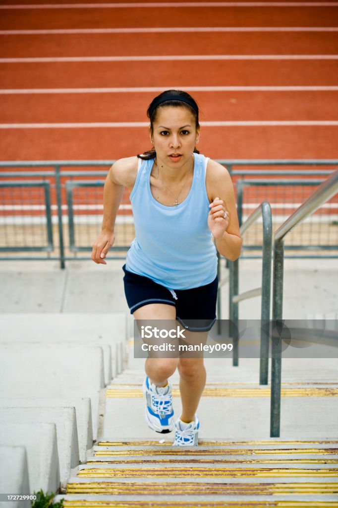 female runner running вверх по лестнице - Стоковые фото 20-29 лет роялти-фри
