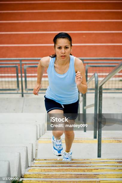 Female Runner Running Вверх По Лестнице — стоковые фотографии и другие картинки 20-29 лет - 20-29 лет, Активный образ жизни, Атлет