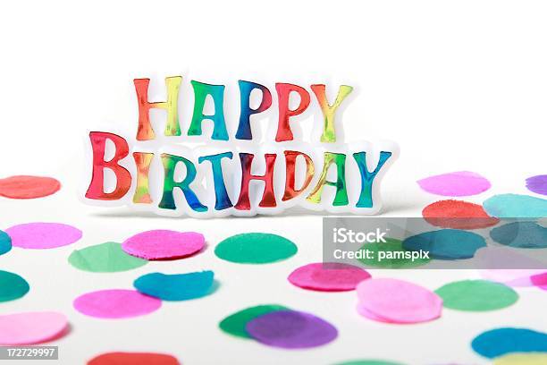 Photo libre de droit de Joyeux Anniversaire Signe Et Confetti banque d'images et plus d'images libres de droit de Anniversaire - Anniversaire, Arts Culture et Spectacles, Blanc