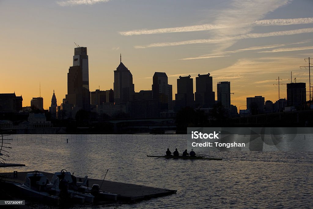 Horizonte de Filadélfia ao amanhecer - Foto de stock de Rio Schuylkill royalty-free