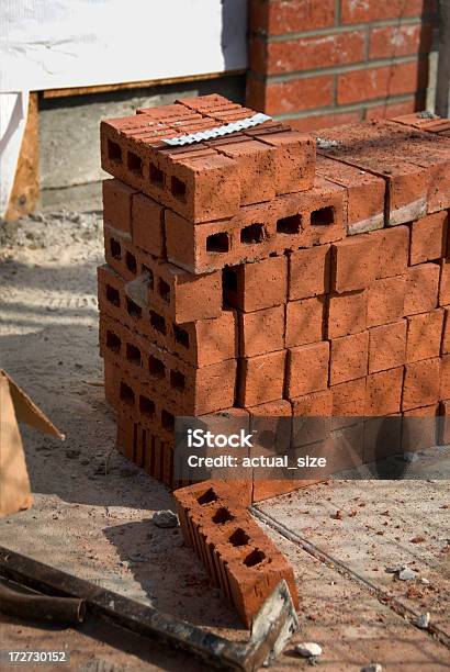 Stapel Neue Ziegel Auf Baustelle Stockfoto und mehr Bilder von Außenaufnahme von Gebäuden - Außenaufnahme von Gebäuden, Bauen, Baugewerbe