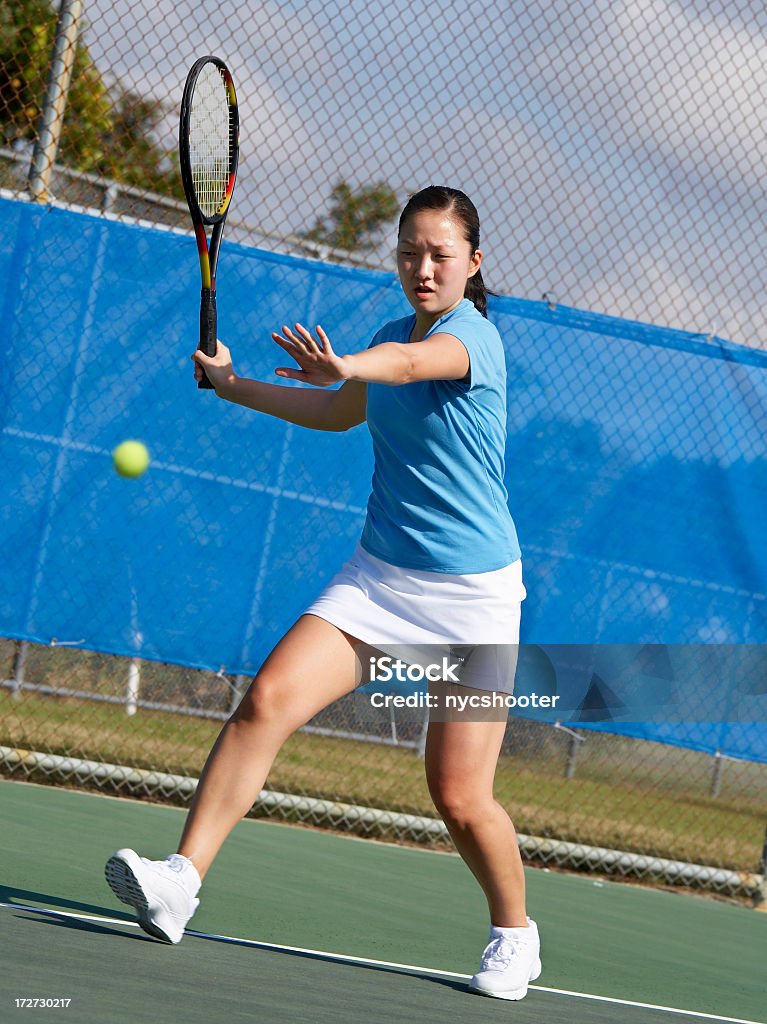 Jogador de tênis de corrida forehand - Foto de stock de Adolescente royalty-free