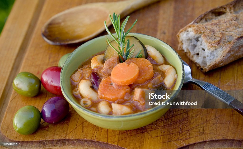 Baguette di pane e olive & Minestrone, Maccheroni, verdura & ciotola di Zuppa di fagioli - Foto stock royalty-free di Alimentazione sana