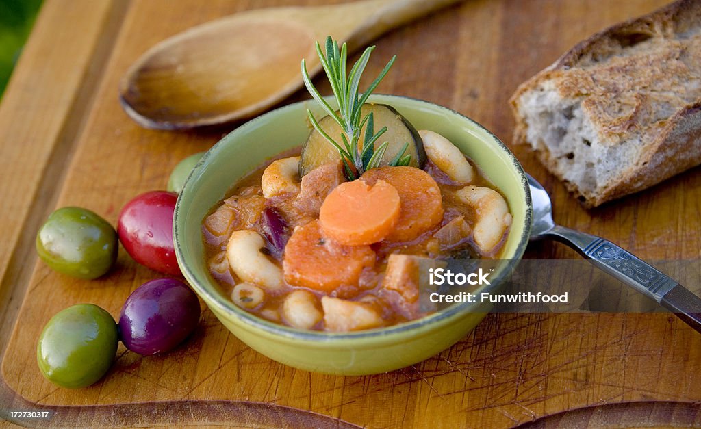 Cacete pão, azeitonas & Minestrone, Macarrão, legumes & Tigela de Sopa de Feijão Preto - Royalty-free Alecrim Foto de stock