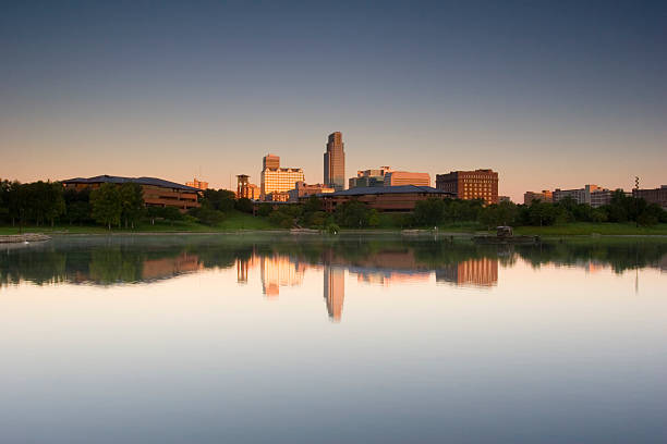 innenstadt-park - omaha nebraska nebraska night downtown district stock-fotos und bilder