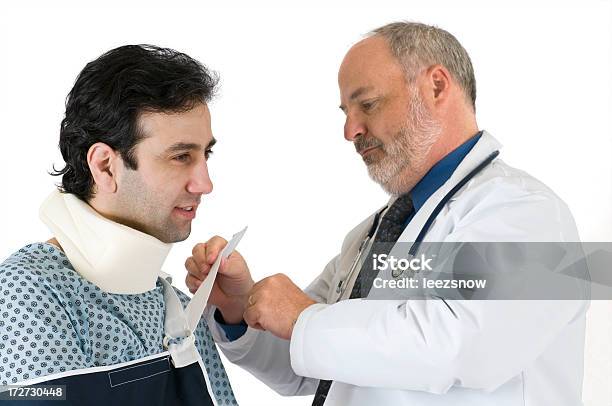 의사는 환자 수 목 팔 상해들 2명에 대한 스톡 사진 및 기타 이미지 - 2명, 건강 진단, 건강관리와 의술