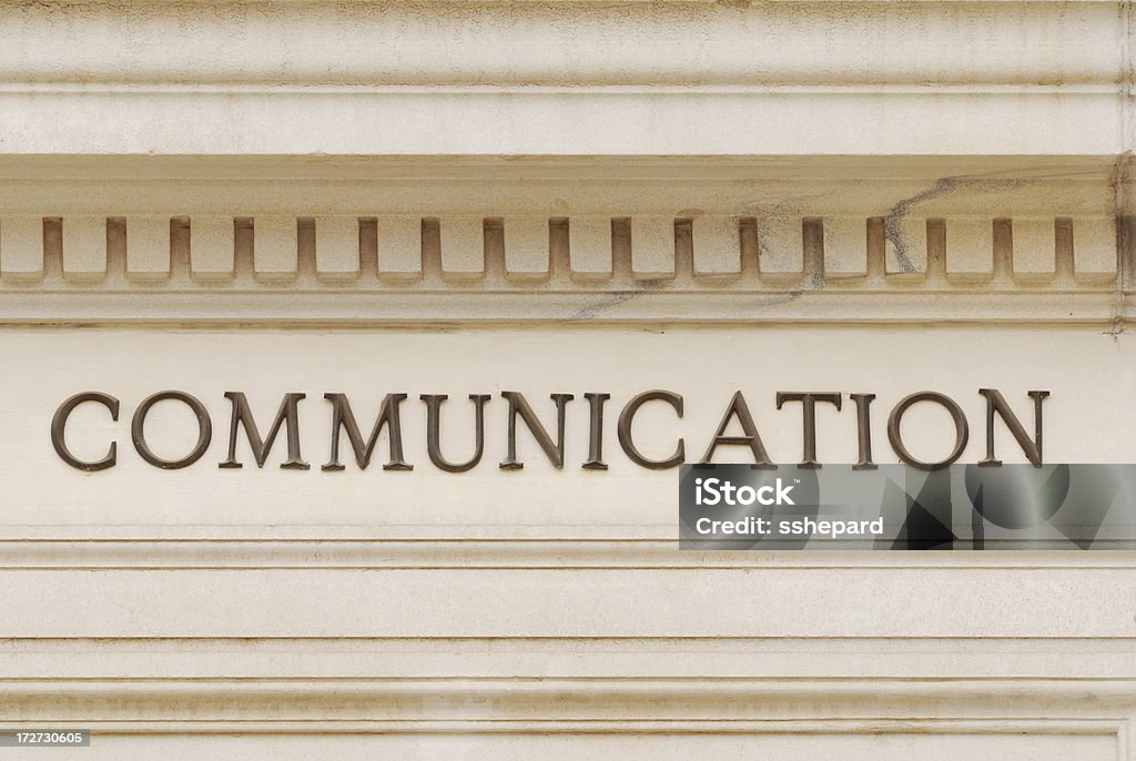 Kommunikation-Schild auf dem Gebäude Fassade – Warm - Lizenzfrei Arbeitsstätten Stock-Foto