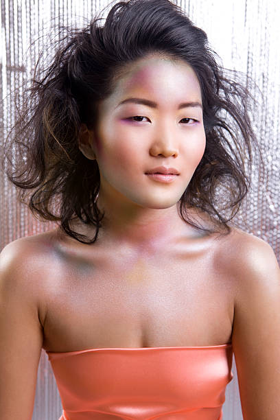 asiatique belle jeune femme mannequin, le futur maquillage - silver exoticism fashion model human face photos et images de collection