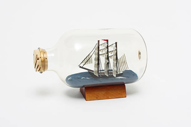 bateau dans une bouteille - ship in a bottle bottle sailing ship nautical vessel photos et images de collection