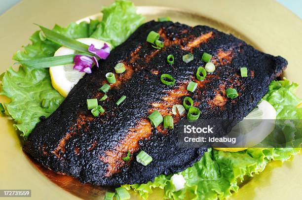 Salmão Blackened - Fotografias de stock e mais imagens de Alface - Alface, Alimentação Saudável, Almoço