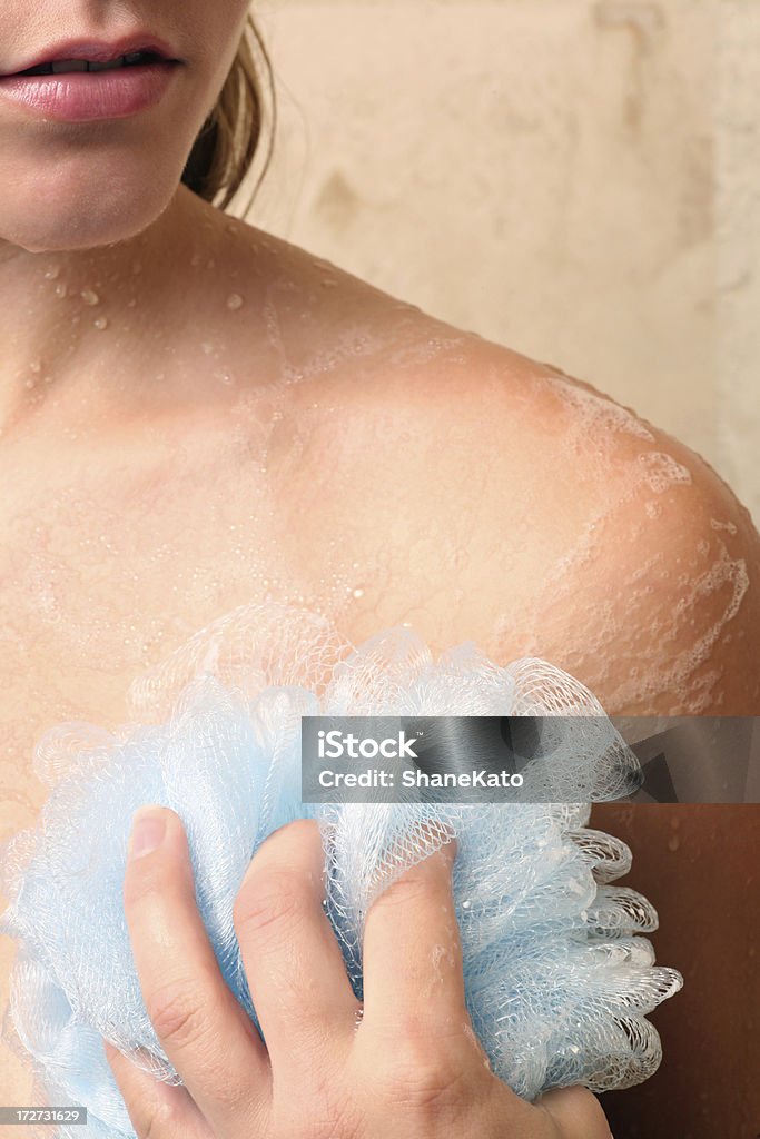 Femme Laver dans la douche épuré et exfoliant - Photo de Mousse de savon libre de droits