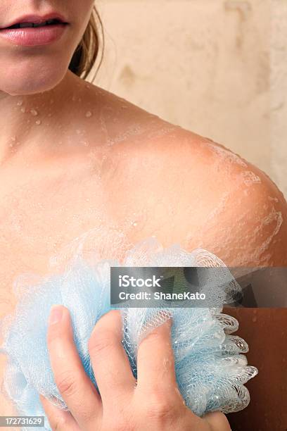 Photo libre de droit de Femme Laver Dans La Douche Épuré Et Exfoliant banque d'images et plus d'images libres de droit de Mousse de savon - Mousse de savon, Épaule, Adulte