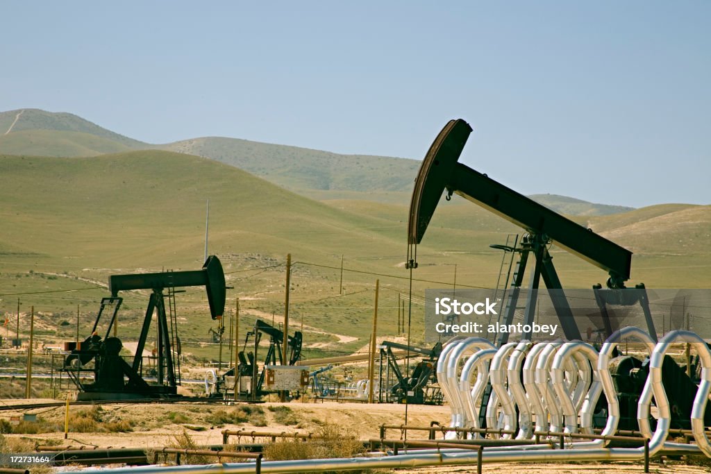Oilfield en California con varias bombas de boca de pozo - Foto de stock de Boca de pozo libre de derechos