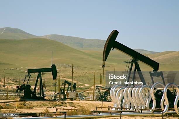 Oilfield W Kalifornii Z Wielu Głowica Szybu Pompy - zdjęcia stockowe i więcej obrazów Benzyna - Benzyna, Bez ludzi, Fotografika