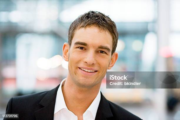 Foto de Jovem Sorridente e mais fotos de stock de 20 Anos - 20 Anos, Adulto, Cabelo Castanho