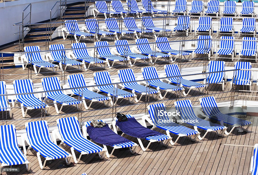Cadeiras vazias no navio de cruzeiro - Foto de stock de Barco de passageiros royalty-free