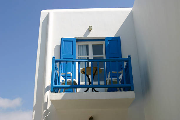 griego sueño casa - greek islands table window sun fotografías e imágenes de stock