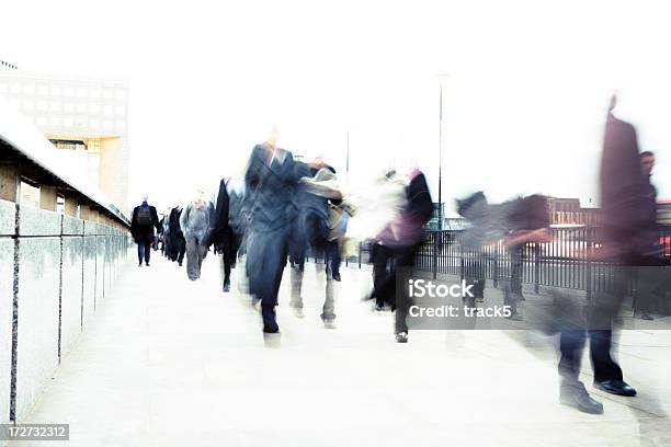 Movimento Desfocado Filmagem De Negócio Pessoas A Caminhar Na Rua - Fotografias de stock e mais imagens de Multidão