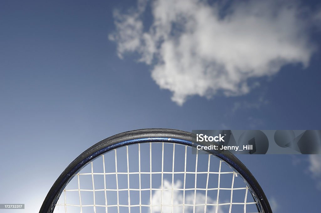 Raqueta de tenis contra el cielo azul - Foto de stock de Azul libre de derechos