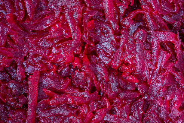 サラダのために赤いビートルートをすりおろした、クローズアップ。ビートルートス��ライスの背景またはテクスチャ - beet common beet isolated root vegetable ストックフォトと画像