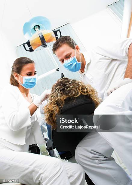 Tratamiento Odontológico Foto de stock y más banco de imágenes de Adulto - Adulto, Asistencia sanitaria y medicina, Blanco - Color