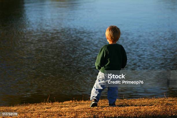 Pequena Vista - Fotografias de stock e mais imagens de Aproximar - Aproximar, Criança, Água