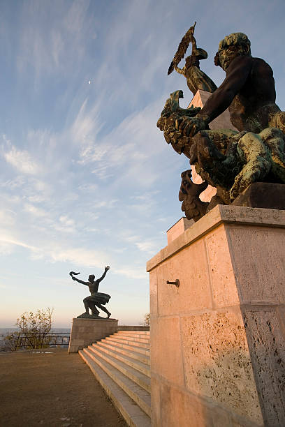 monumento di budapest - liberation monument budapest hungary monument foto e immagini stock