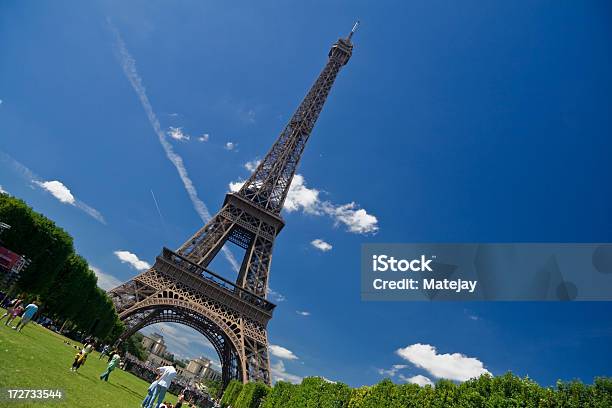 La Torre Eiffel Foto de stock y más banco de imágenes de Acero - Acero, Aire libre, Alto - Descripción física