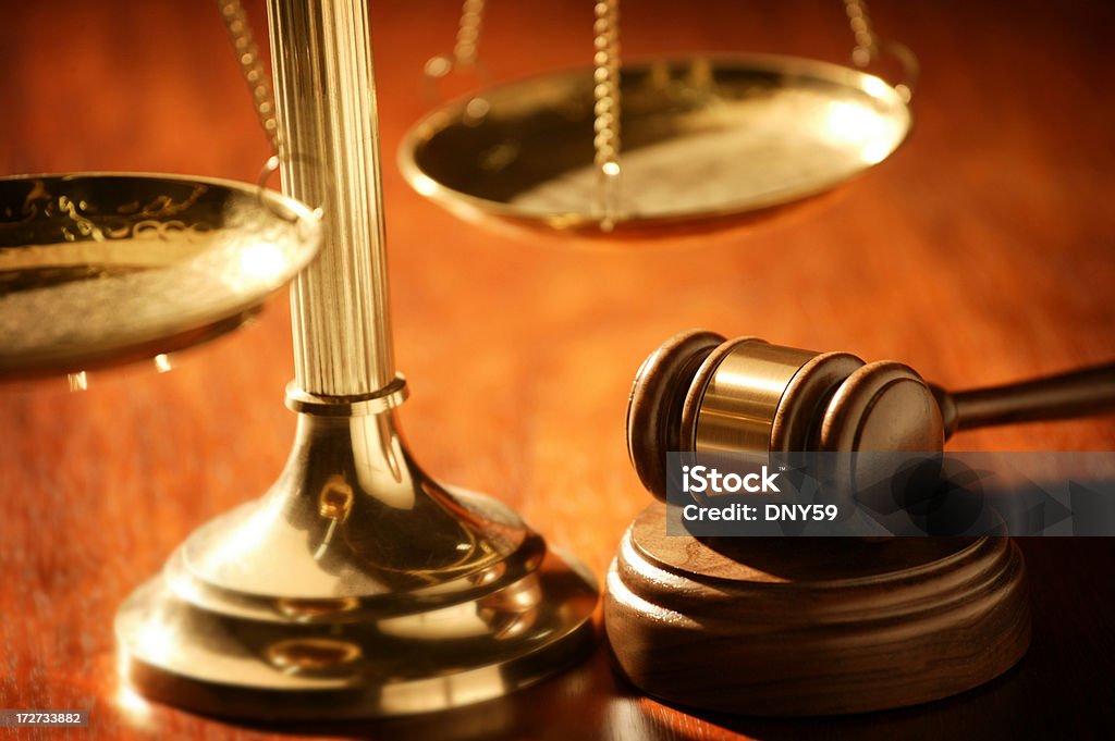 Martelo e Balança da Justiça na mesa de madeira - Royalty-free Balança da Justiça Foto de stock