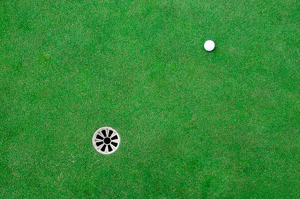 bola de golfe no green - putting green imagens e fotografias de stock