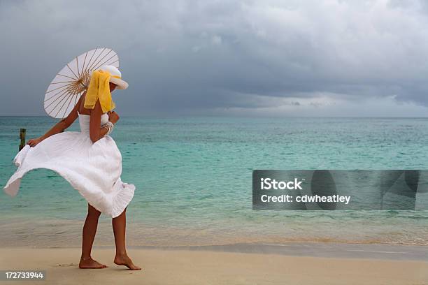 Foto de Mulher Andando Em Um Dia Tempestuoso e mais fotos de stock de Adulto - Adulto, Andar, Areia