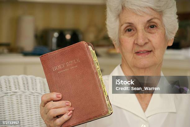 Christian Senior Ciudadano Foto de stock y más banco de imágenes de 70-79 años - 70-79 años, Adulto, Biblia