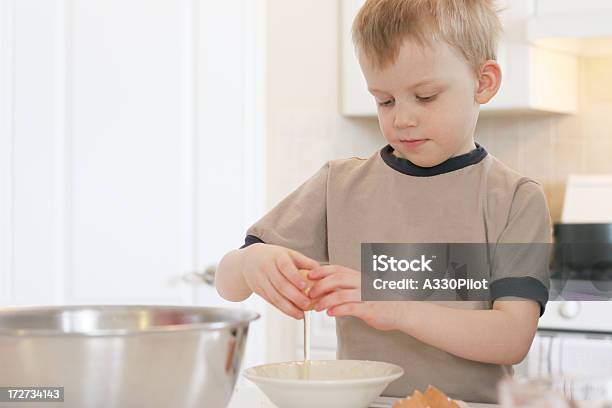 Маленький Мальчик Пекарь — стоковые фотографии и другие картинки 2-3 года - 2-3 года, 4-5 лет, В помещении