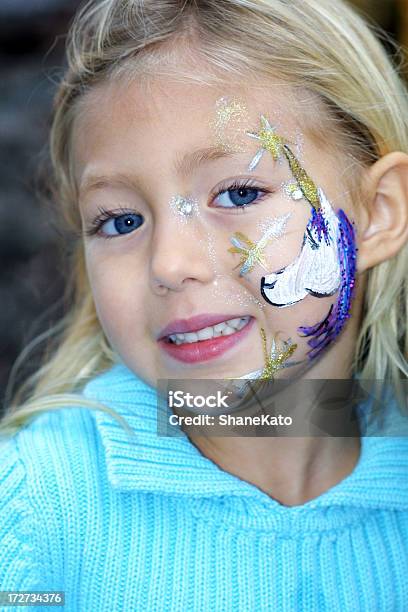 Una Ragazza Bellissima È Unicorno Viso Dipinto Sulla Guancia - Fotografie stock e altre immagini di Arte, Cultura e Spettacolo