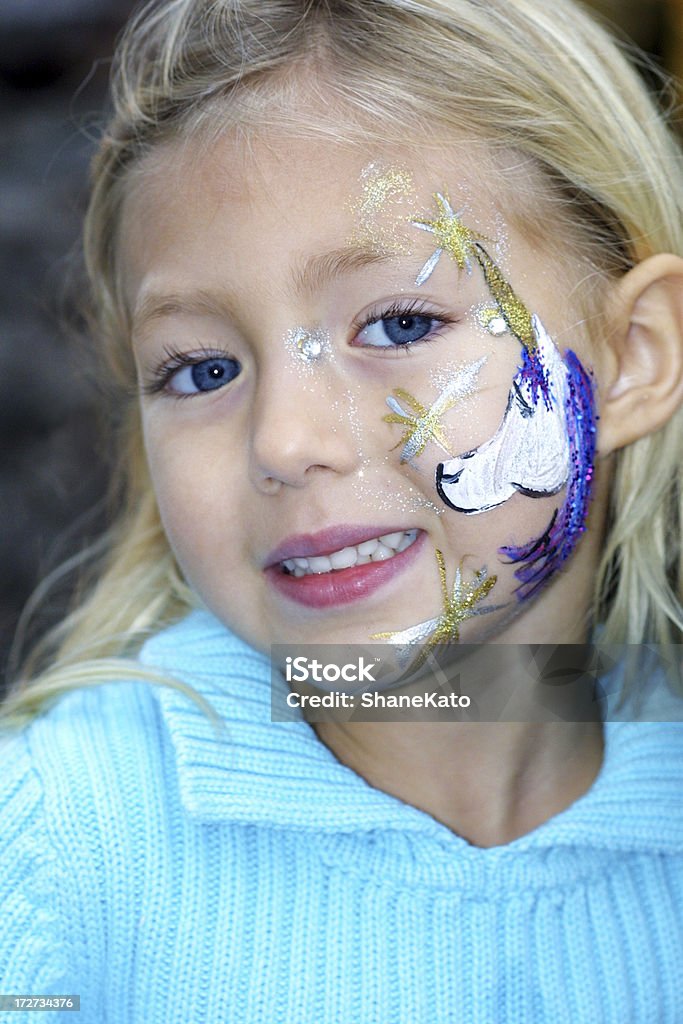 Красивая молодая девушка с Единорог face painted на щеке - Стоковые фото Вертикальный роялти-фри