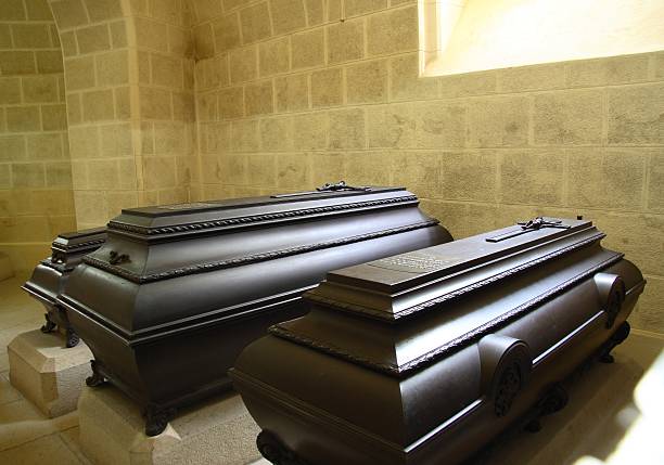 coffins no mausoléu - stone coffin - fotografias e filmes do acervo