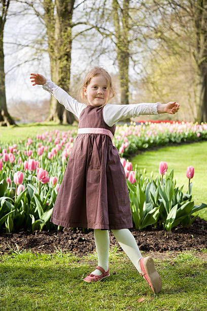 little girl impactante ballet plantear en park - child dancing preschooler outdoors fotografías e imágenes de stock