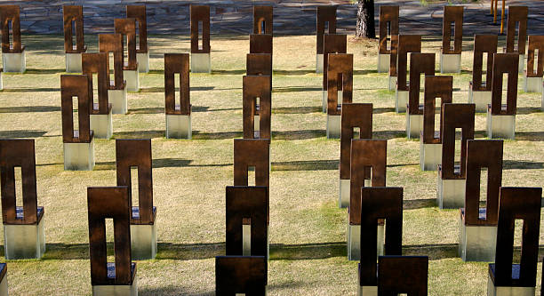 オクラホマシティーメモリアル-フィールドの椅子 - oklahoma city oklahoma city national memorial oklahoma famous place ストックフォトと画像