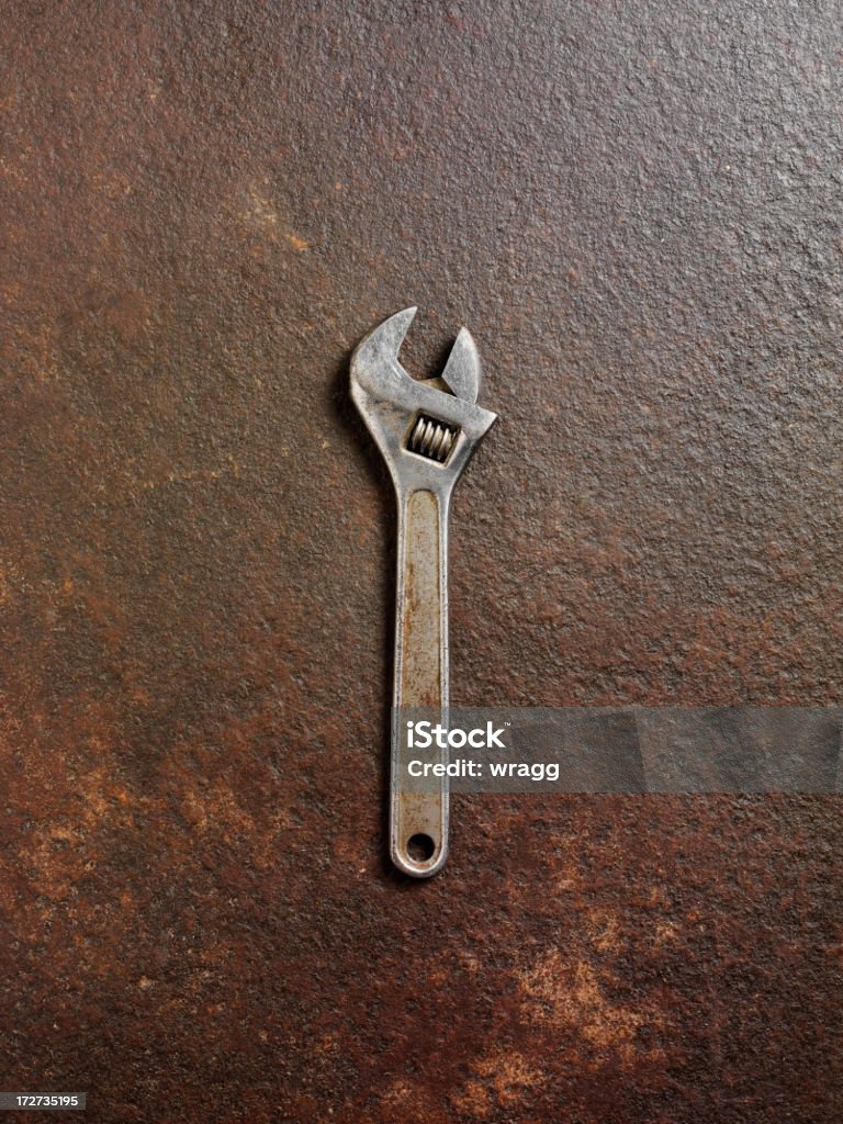 Clé à écrous sur fond Rouille - Photo de Boulon libre de droits