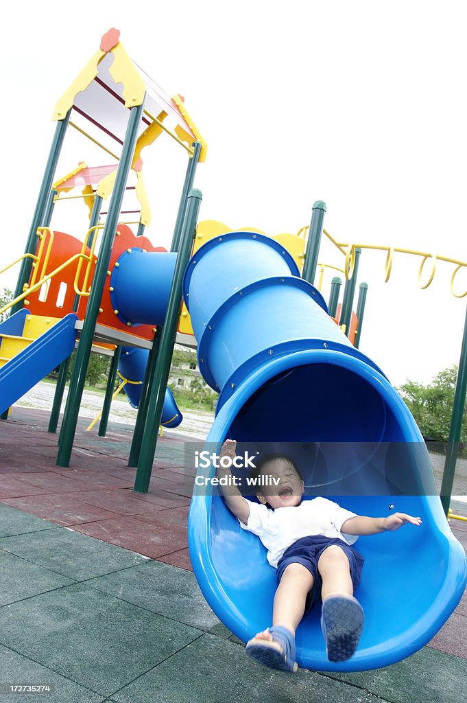 Happy Boy disminuir un tobogán tubo - Foto de stock de 2-3 años libre de derechos