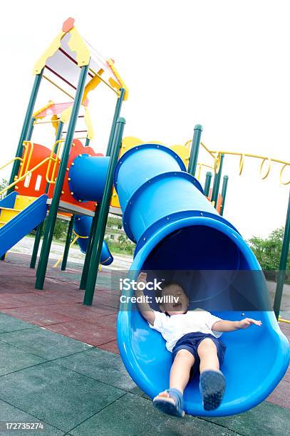 Happy Boy Disminuir Un Tobogán Tubo Foto de stock y más banco de imágenes de 2-3 años - 2-3 años, Aire libre, Alegre