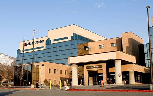pusat medis - hospital building potret stok, foto, & gambar bebas royalti